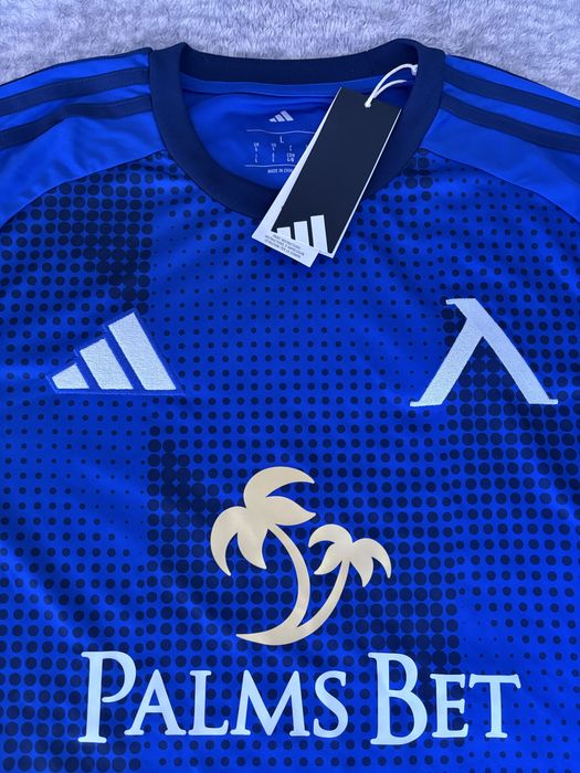 Нова фланелка на Левски