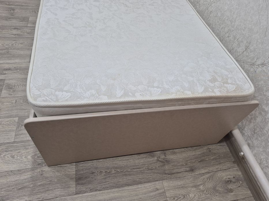 Продам  кровать с матрасом 1м×2