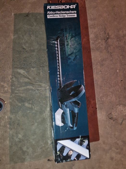 Trimmere fara fir, masa camping si plita pe gaz din sticla alba