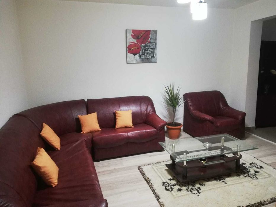 Vand apartament 3 camere, decomandat, zona Centrala, etaj 1, bloc 4 etaje.