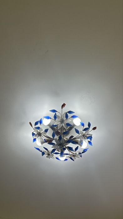 Люстра яркий, красивый