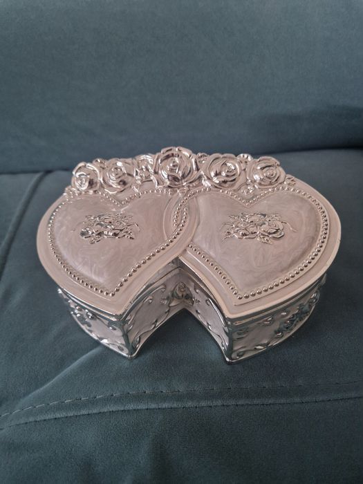 Vând cutiuță elegantă în formă de inimă dublă