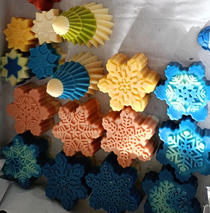 Multe decorațiuni de Sărbători din săpun natural