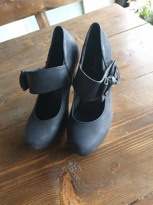 Vand pantofi cu toc inalt