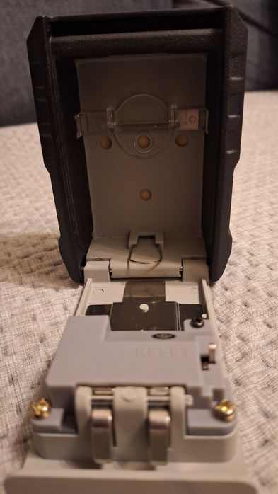 Cutie (caseta) metalica cu cifru, pentru chei, spatioasa