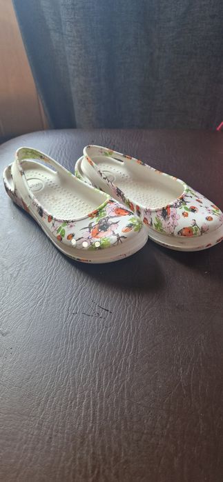 Пляжные кроксы и чешки