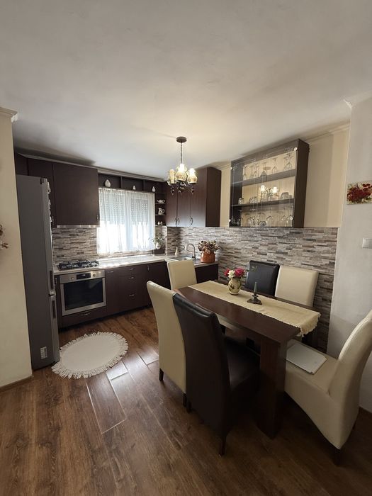 Apartament decomandat cu 3 camere -zona Nufarul