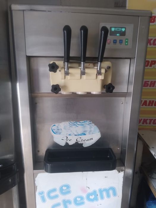 Фризерный апарат для мороженого.