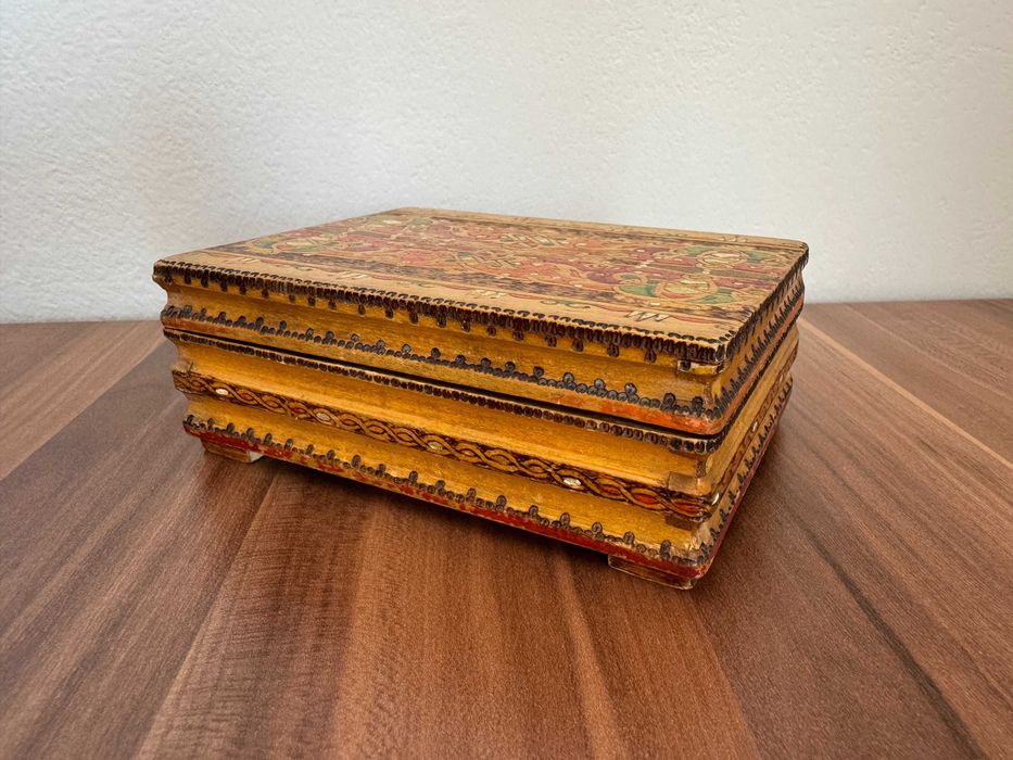 Луксозна дървена кутия за бижута с изящна дърворезба и флорални мотиви