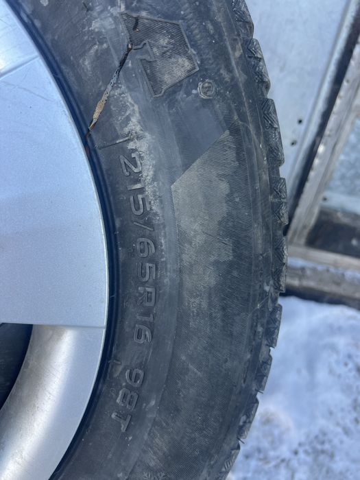 Продаю зимнюю резину 215/65/16