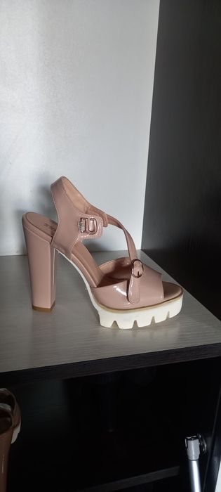 Продам босоножки  одевала 1 раз 35 размер