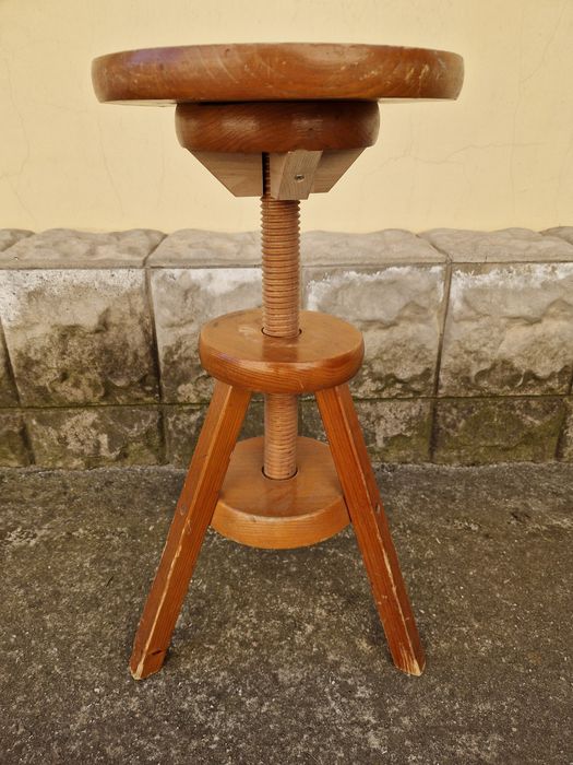 Индустриално антикварно работно дървено столче