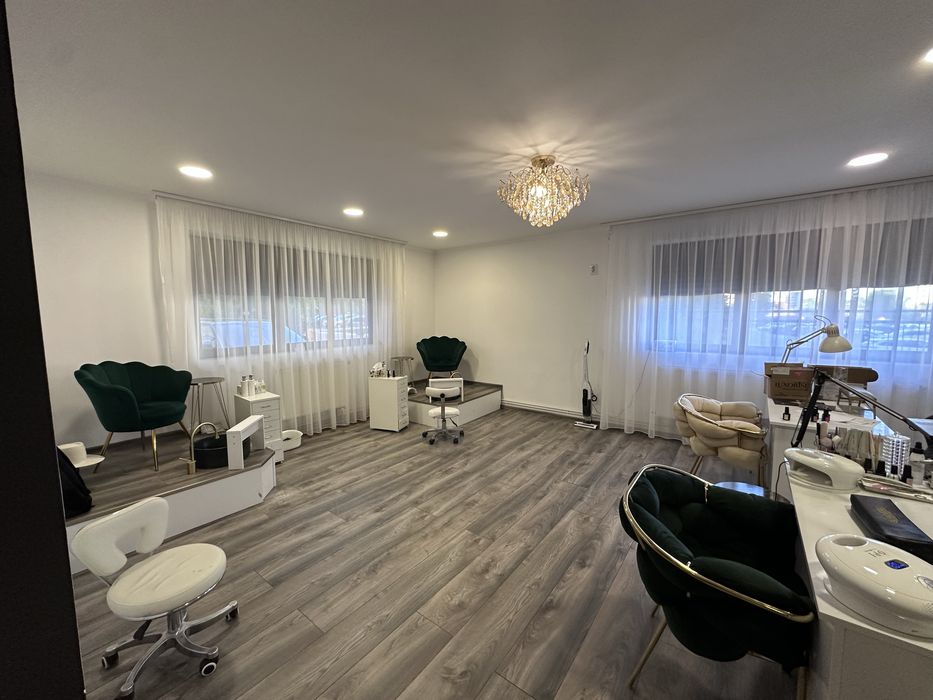 Inchiriez spatiu salon