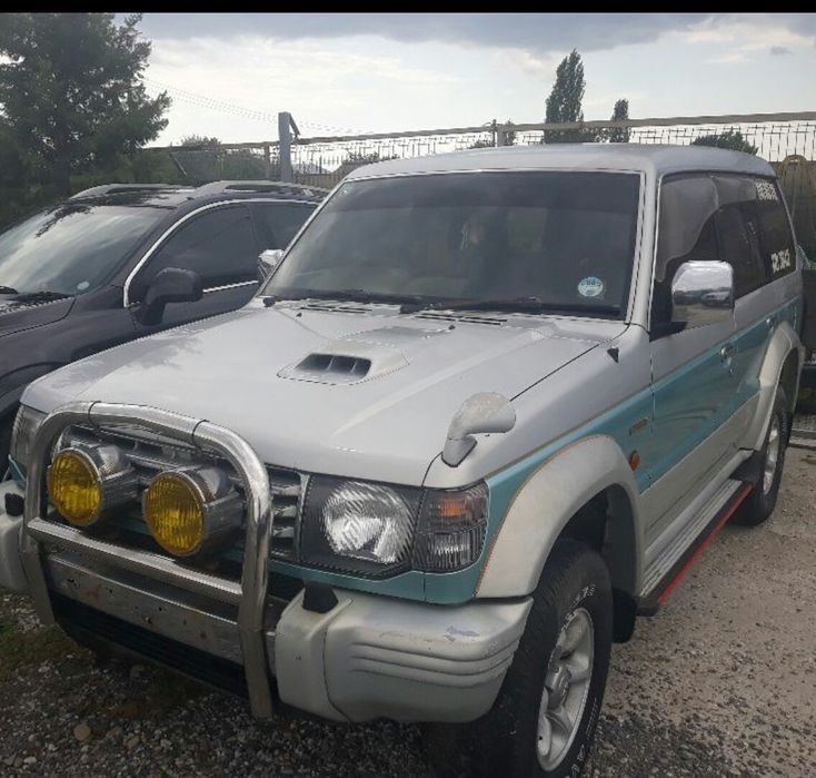 Dezmembrez mitsubishi pajero mk2