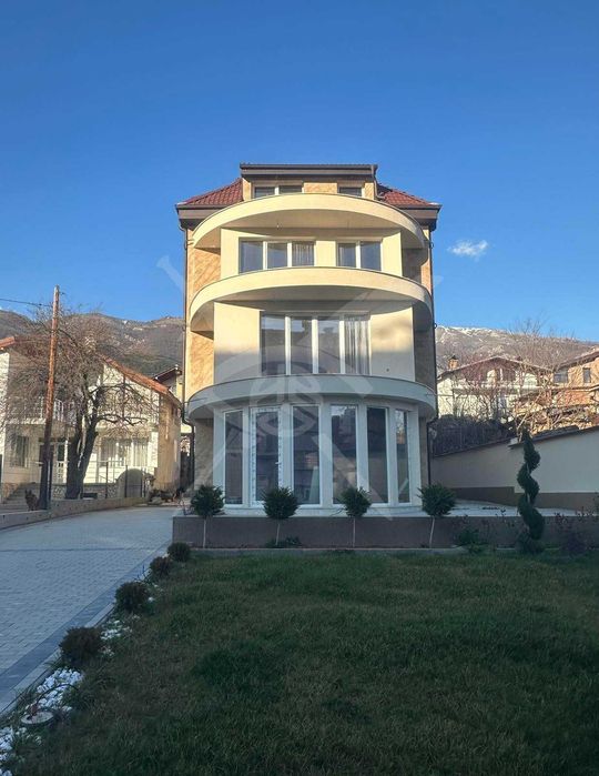 Продава се Къща в Карлово - 600 кв.м за 425 €/кв.м - Снимка #1