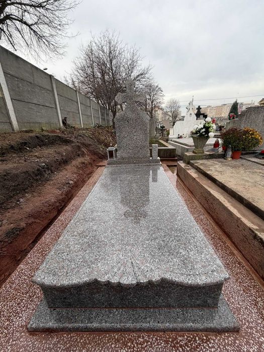 Servicii funerare-Executăm monumente funerare din granit, marmură si mozaic, cavouri și lucrări în cimitir.