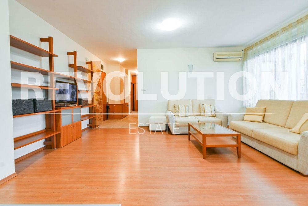 Тристаен апартамент в ж.к. Гоце Делчев.