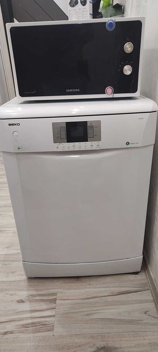 Продавам Микровълнова фурна Samsung MS23F301EAW 23л 800 W