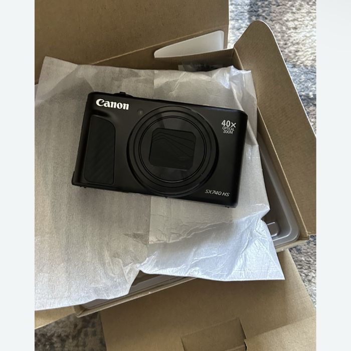 Продаётся Canon SX740 HS в отличном состоянии.