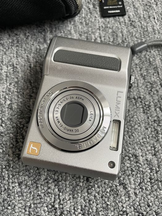Aparat Foto Digital PANASONIC Lumix DMC-LZ8 Silver, 8.1 MP, 5X Optical Zoom Leica DC Vario, Senzor Imagine CCD, Digital Point and Shot Camera