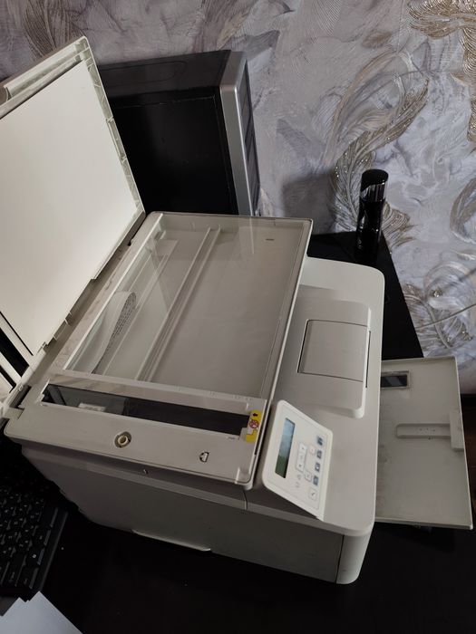 Принтер hp m227,  3в1 идеальном состоянии.