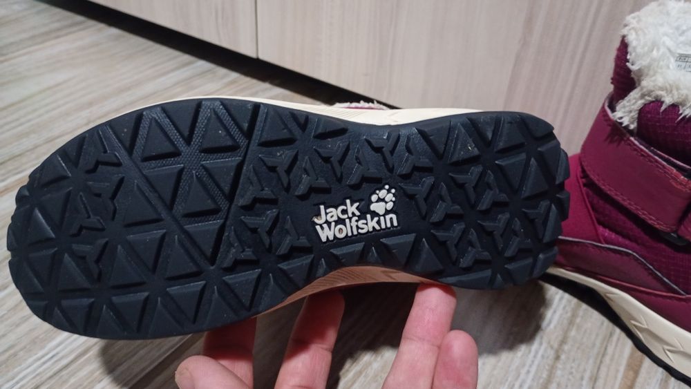 Продавам детски обувки Salomon и Jack Wolfskin
