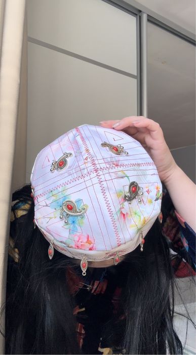 тақиялар түрлі түсті