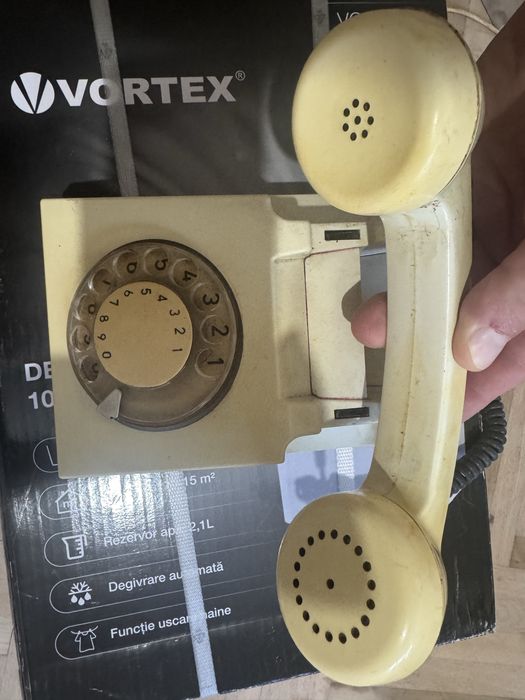 Vand 2 telefoane vechi cu disc