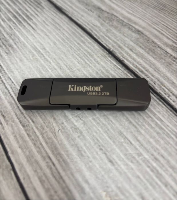 Срочно флешка 2000 ГБ новая СТОИТ 26к отдам дешево