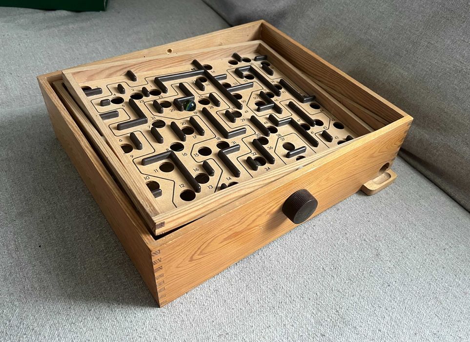 Joc labirint clasic BRIO Labyrintspel din lemn cu bila de sticla