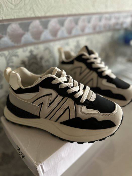 Кроссовки женские