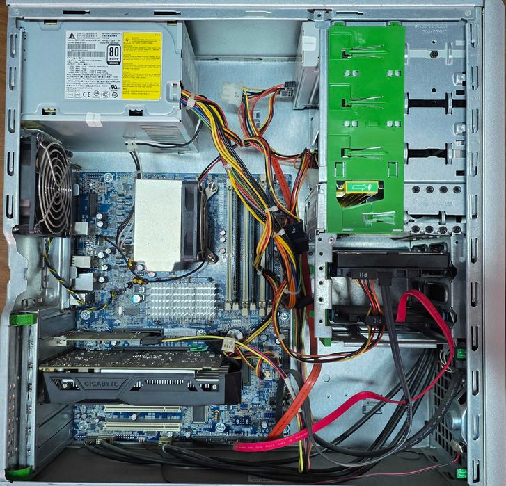 Продавам настолни компютри HP Z400 – отлично състояние!