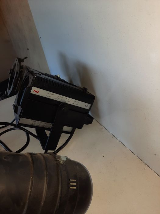 Прожектор MINI PC 300 W с 2 броя лампи за дискотечно осветление