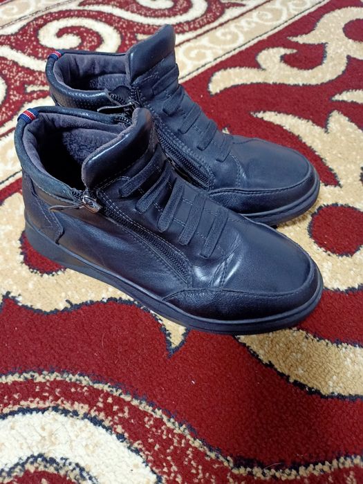 Продам подростковую обувь