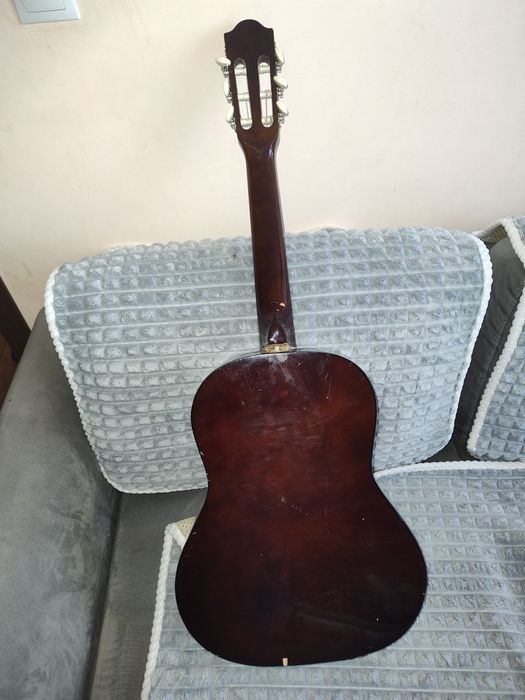 Vând chitara acustica