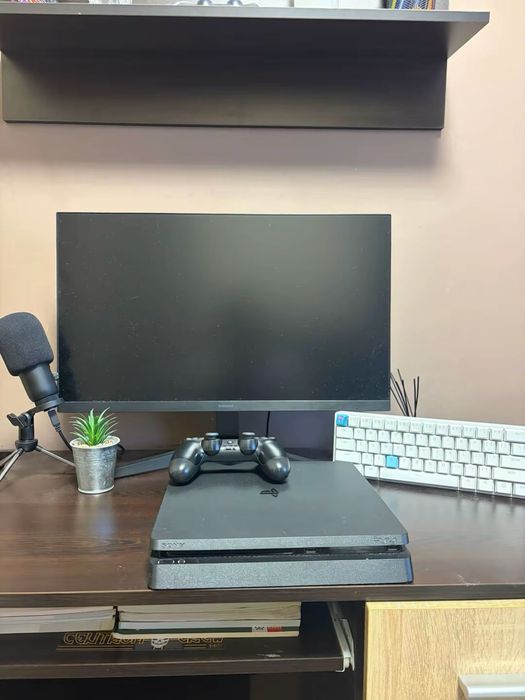 Продавам ps 4 slim 1tb