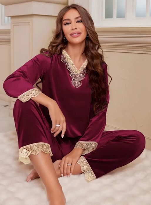 Новый пижамный комплект с кружевной отделкой