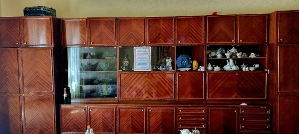 Stenka sotiladi holati yahshi 2 ta shkafi bor.