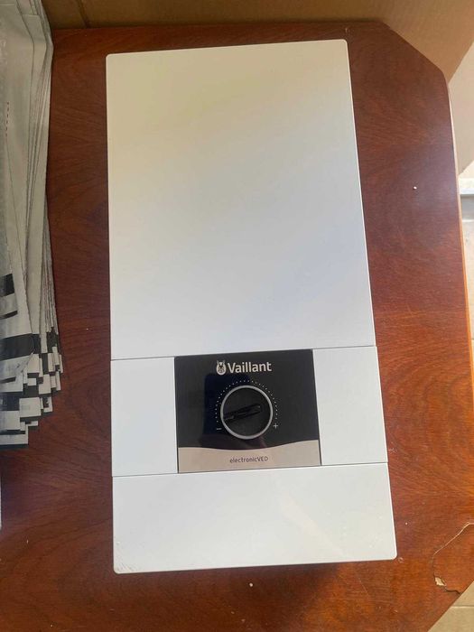 Instant apă electronic Vaillant VED E 21/8, 21 kW, 400 V, temperatură de ieșire cu precizie la grad, reglabil continuu, afișaj digital