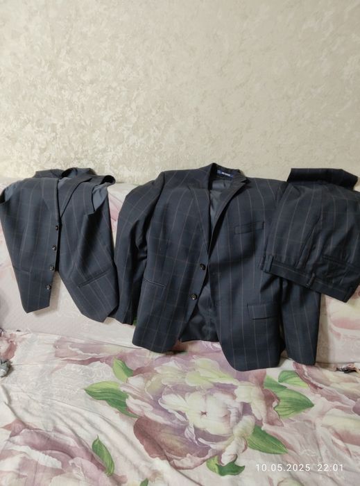 Продам костюм тройка.
