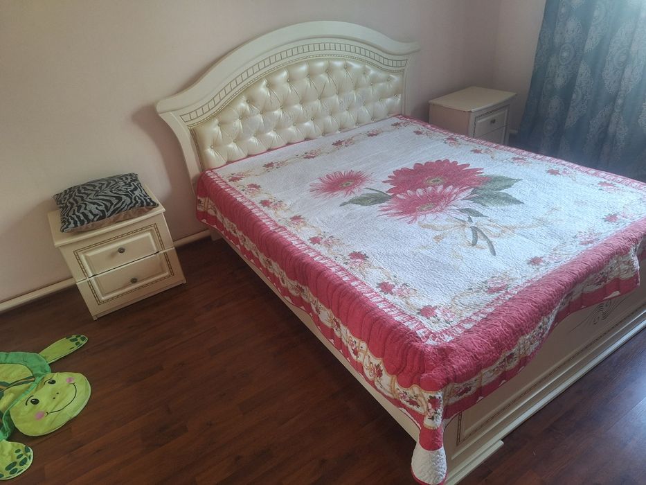 Комод айнасымен төсек тумболармен