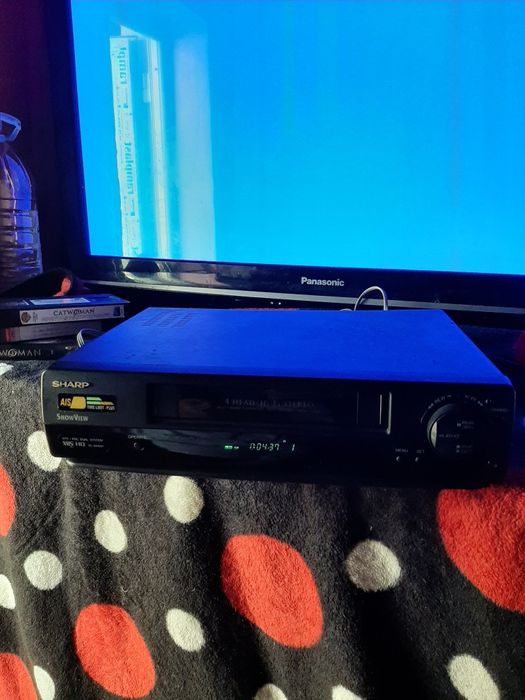 Vând videorecorder sharp stereo 4 head în stare bună funcționabil
