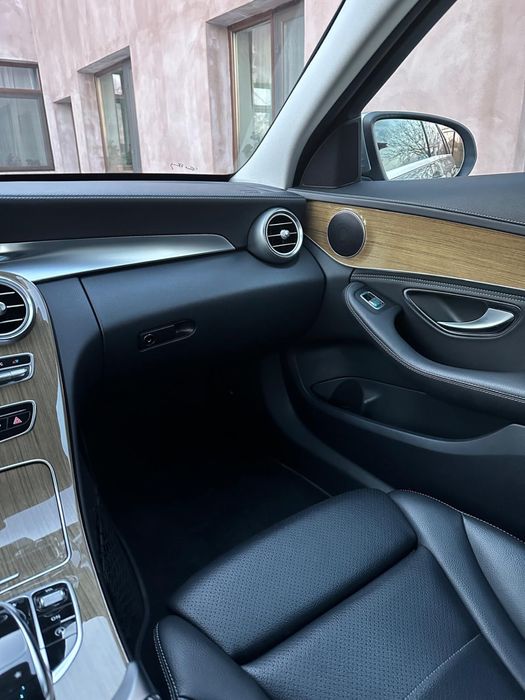 Mercedes-Benz  C220
