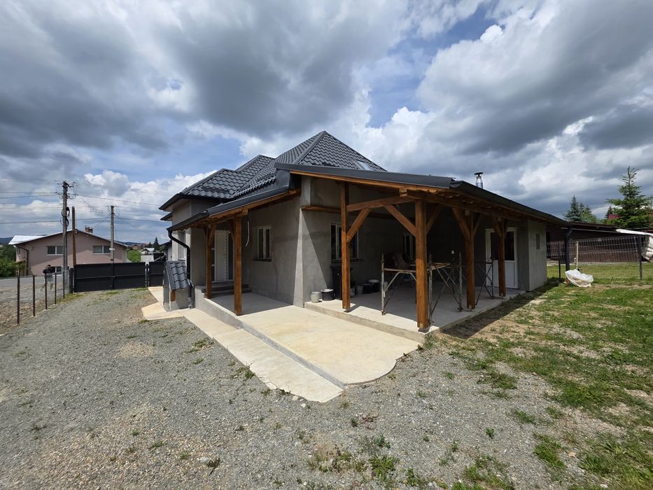 Vand casa la Belis, la principala, teren drept, 860mp!