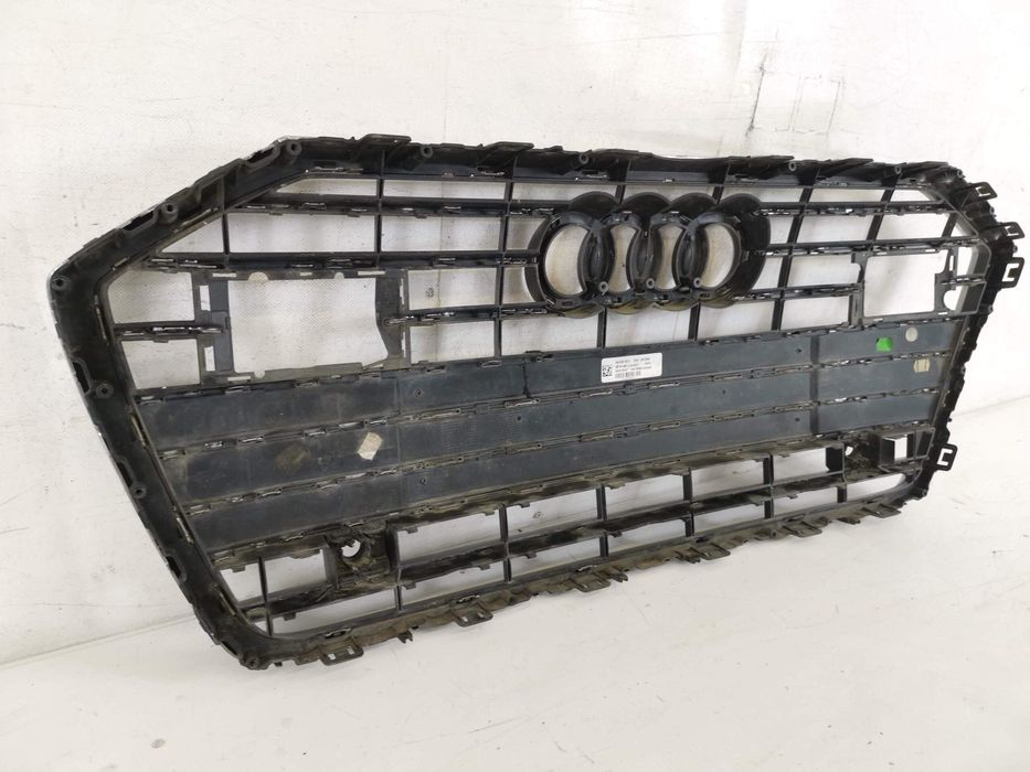 Ауди А6 / Audi A6 [ - ] Оригинална повредена предна решетка на радиато