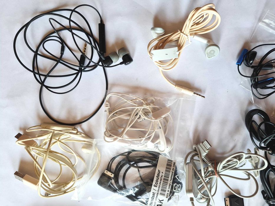 lot de căști pentru telefon mobil și diverse cabluri incarcare&date