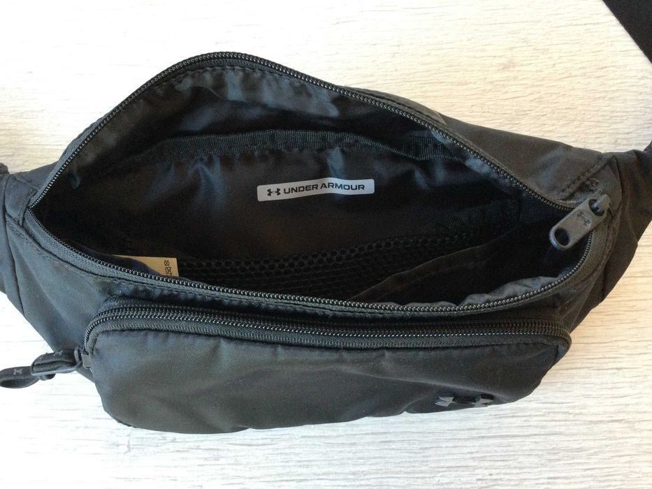 НОВА оригинална мъжка черна чанта чантичка за кръста "банан" crossbody bag UNDER ARMOUR от САЩ