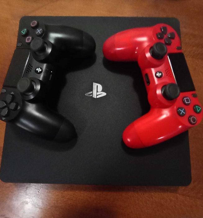 Плейстейшън 4 в добро състояние.С два джойстика.И игри безплатно.