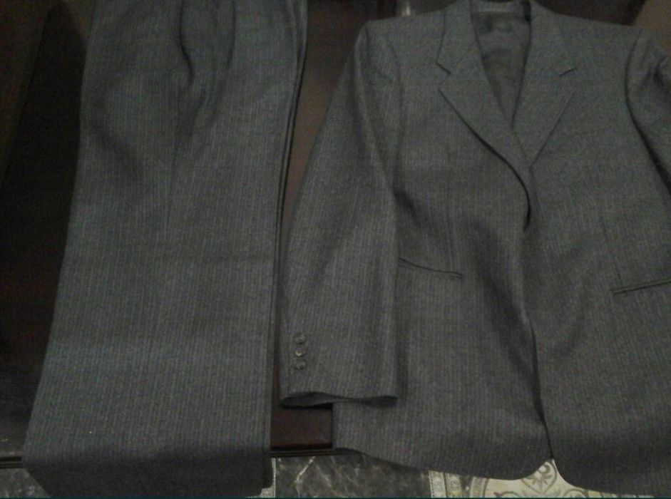 Продам костюмы мужские