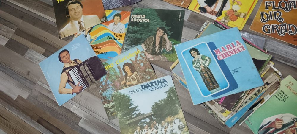 Vând plăci de vinil